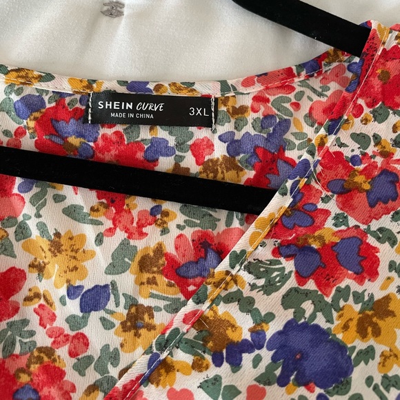 NWOT Plus Allover Floral Surplice Front Peplum Blouse - Picture 3 of 6